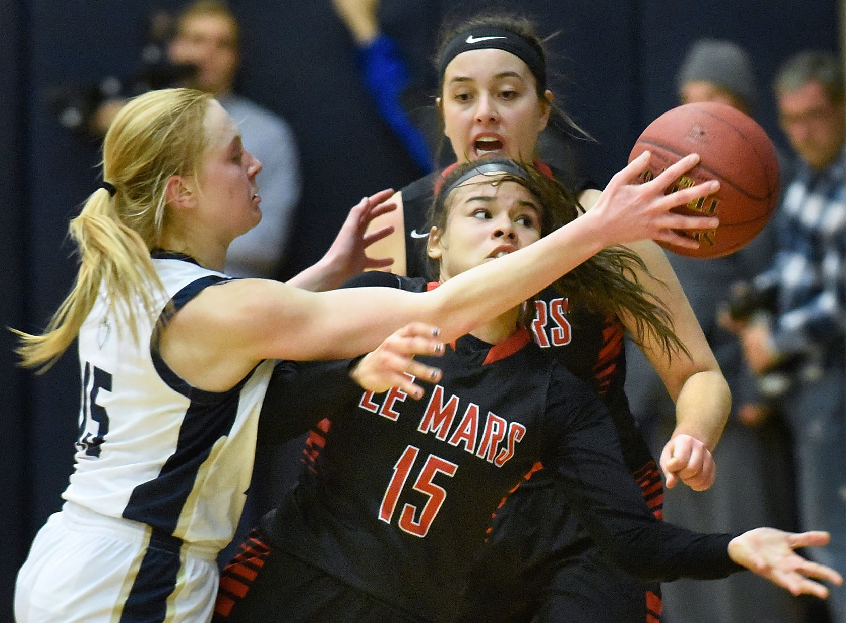 Basketball Le Mars vs. Bishop Heelan